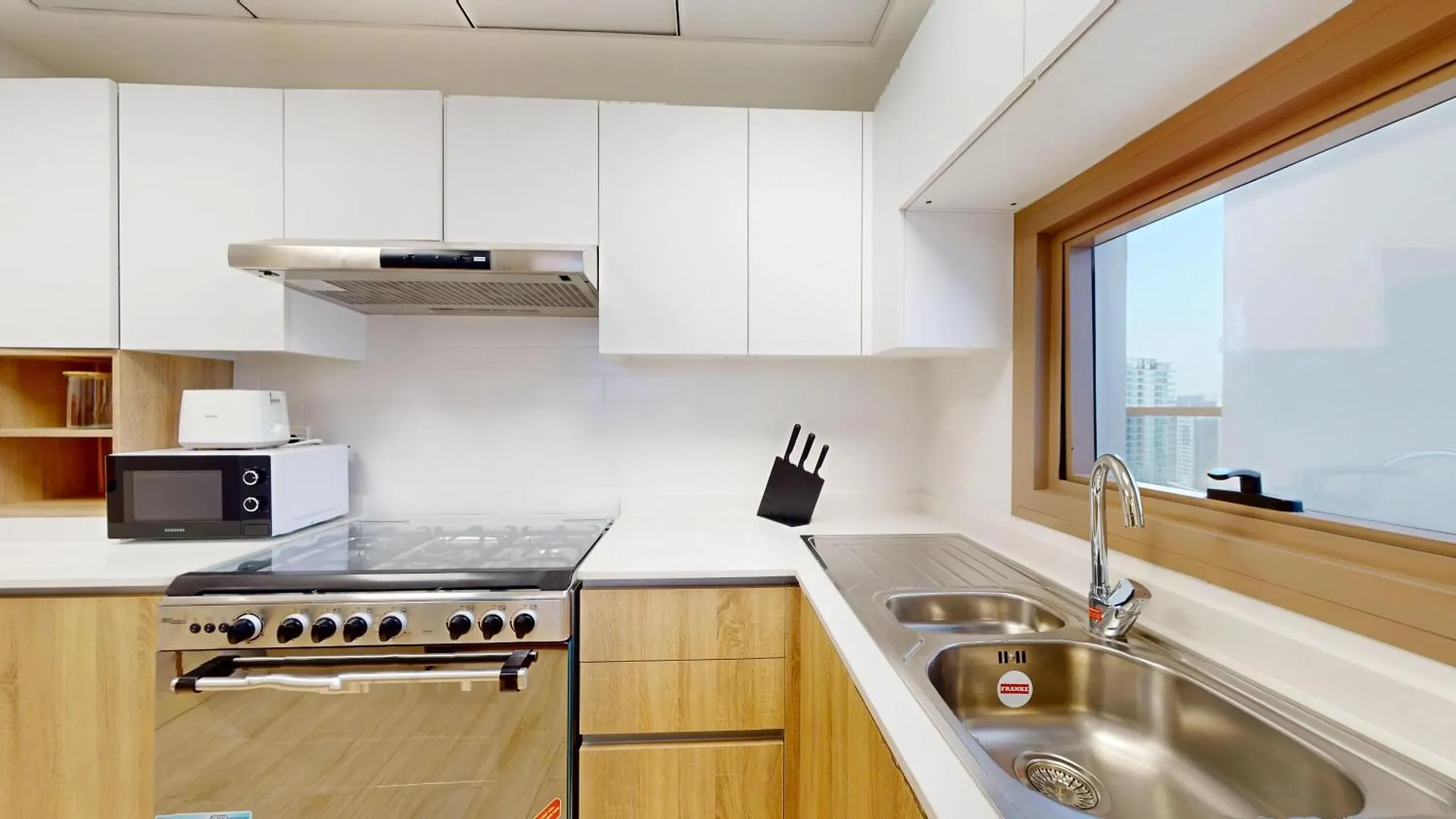 Fam Living Modern Stay In Canal Bay Scenic Views Near Dubai Hotspots 0*,  United Arab Emirates