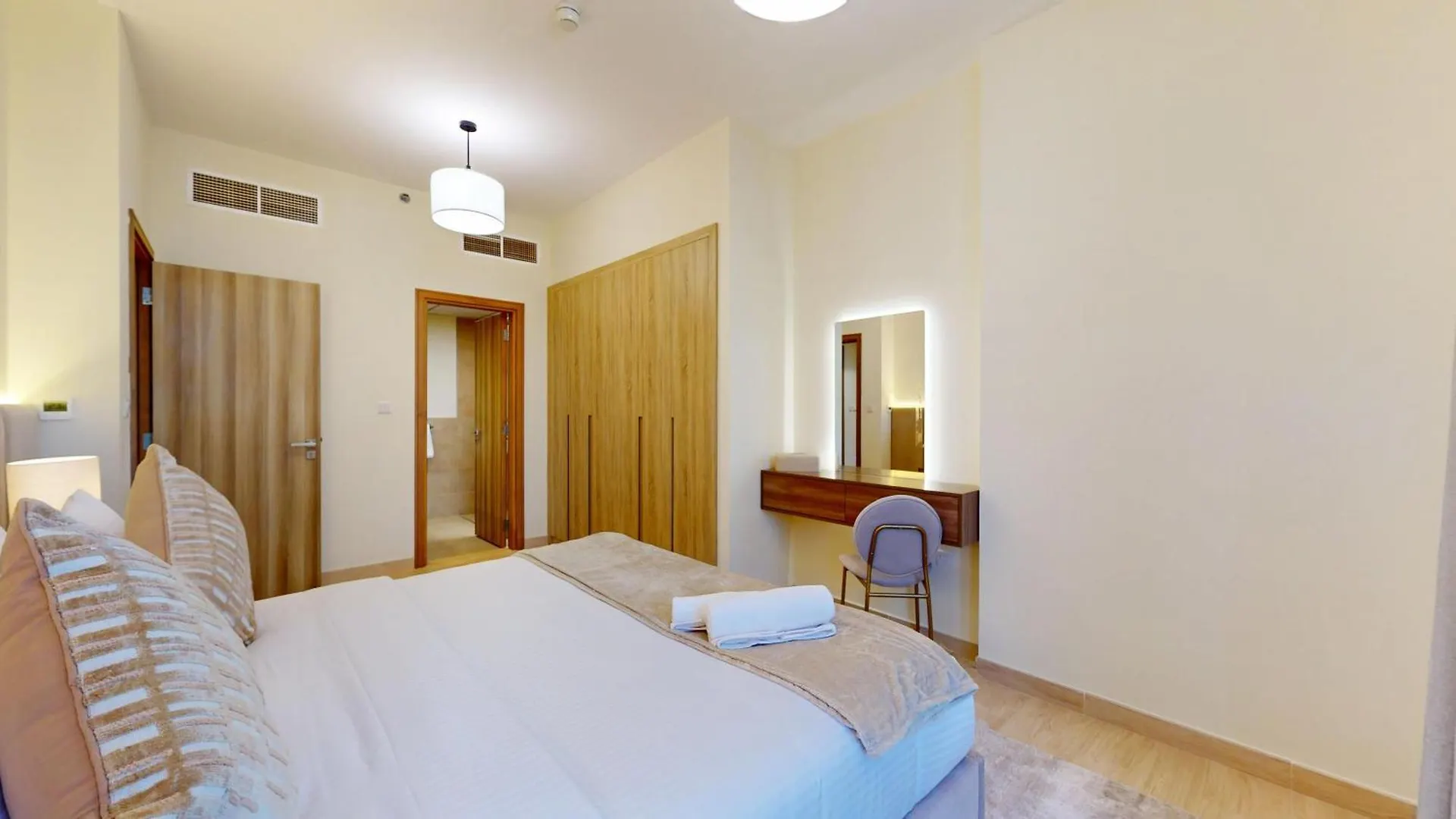 Fam Living Modern Stay In Canal Bay Scenic Views Near Dubai Hotspots