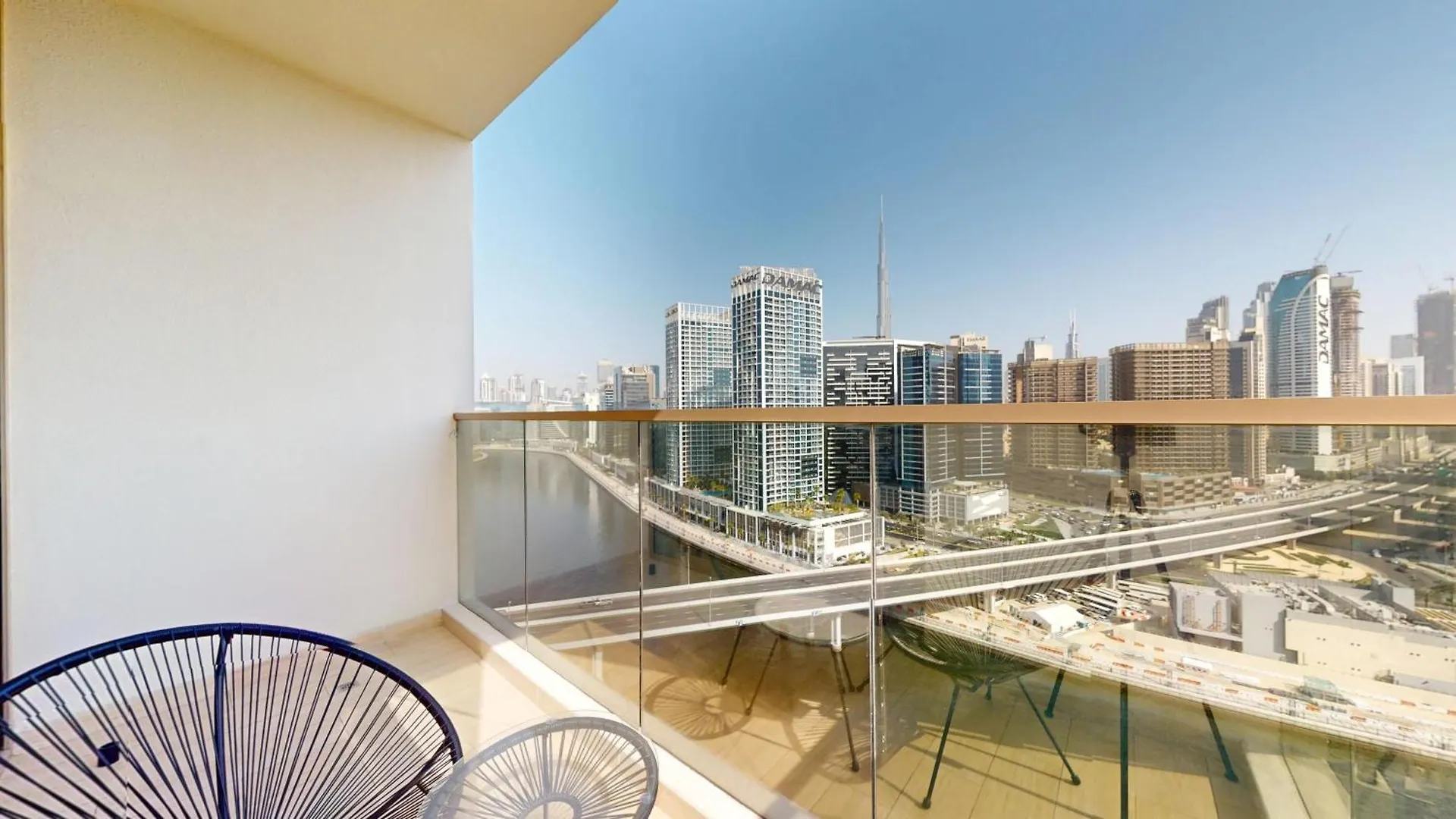 Fam Living Modern Stay In Canal Bay Scenic Views Near Dubai Hotspots