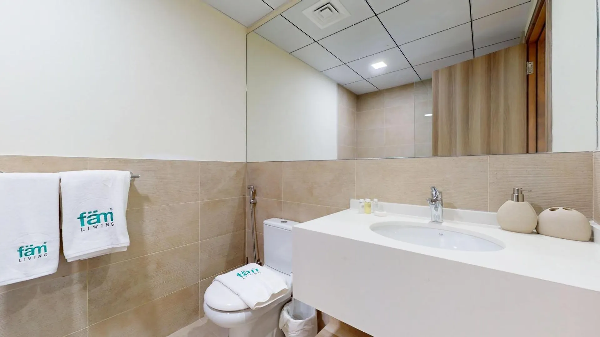 Fam Living Modern Stay In Canal Bay Scenic Views Near Dubai Hotspots Lejlighed