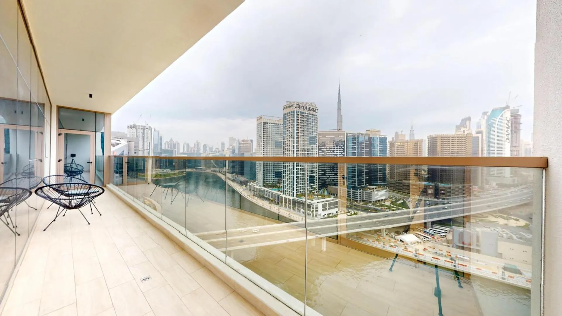 Lejlighed Fam Living Modern Stay In Canal Bay Scenic Views Near Dubai Hotspots