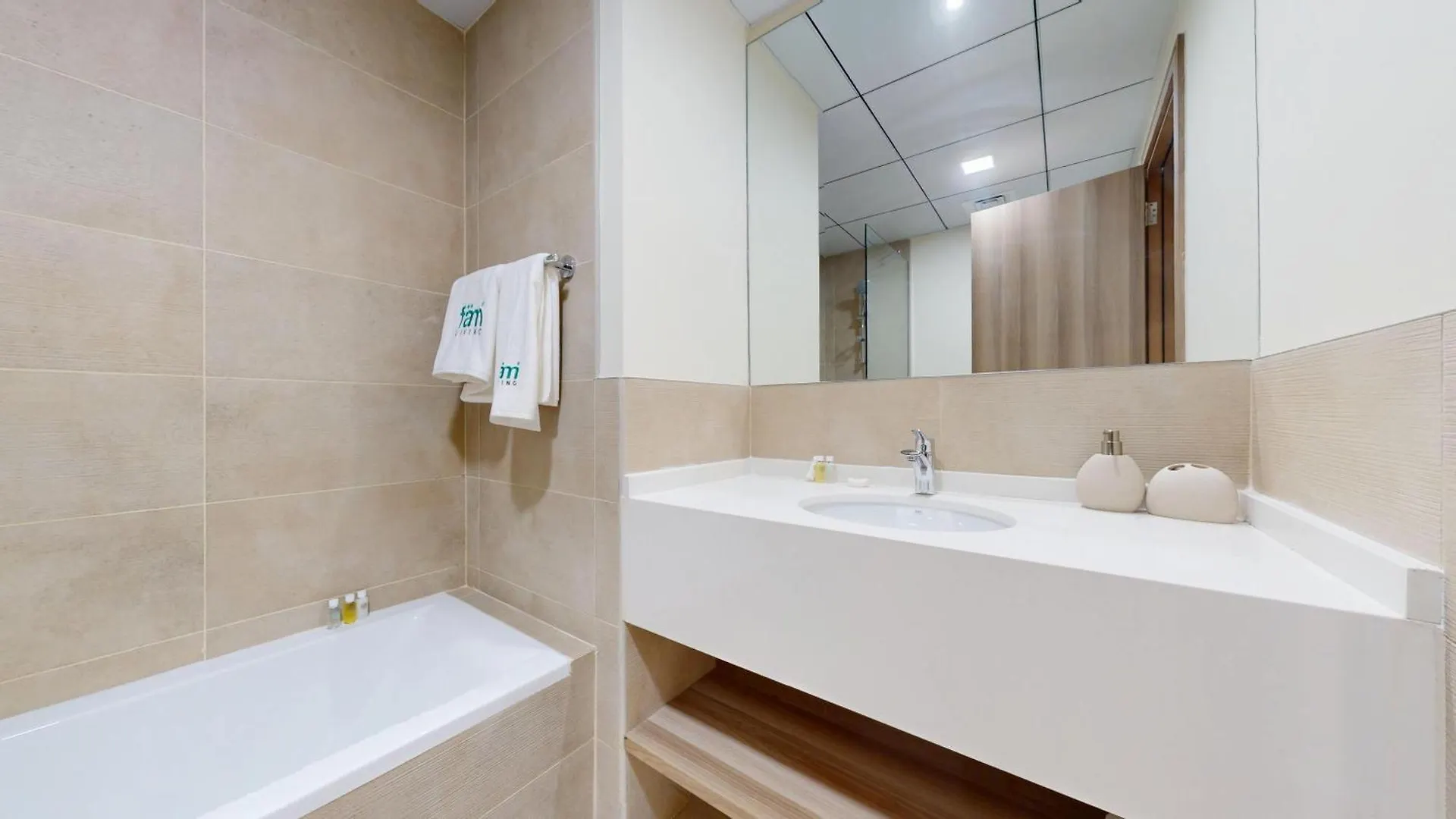 Fam Living Modern Stay In Canal Bay Scenic Views Near Dubai Hotspots