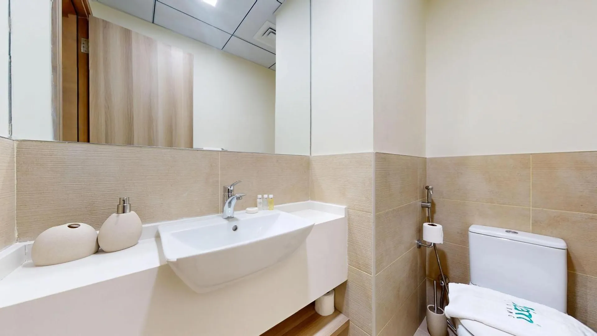 Fam Living Modern Stay In Canal Bay Scenic Views Near Dubai Hotspots